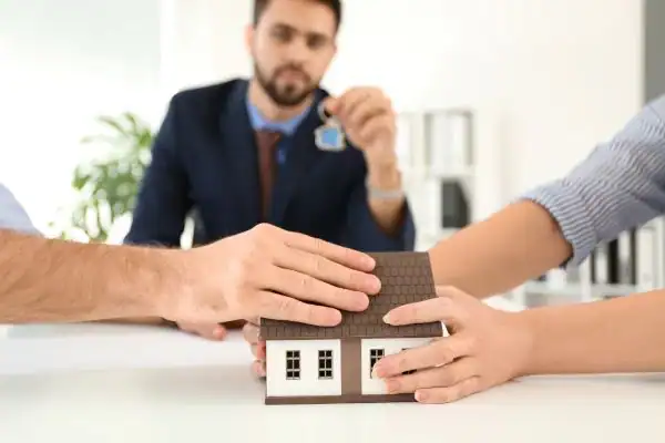 Couple arguing over property in divorce mediation Bromley